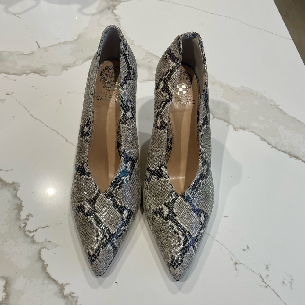 BRAND NEW Vince Camuto Snakeskin Pointed Heel (SIZE 7.5)